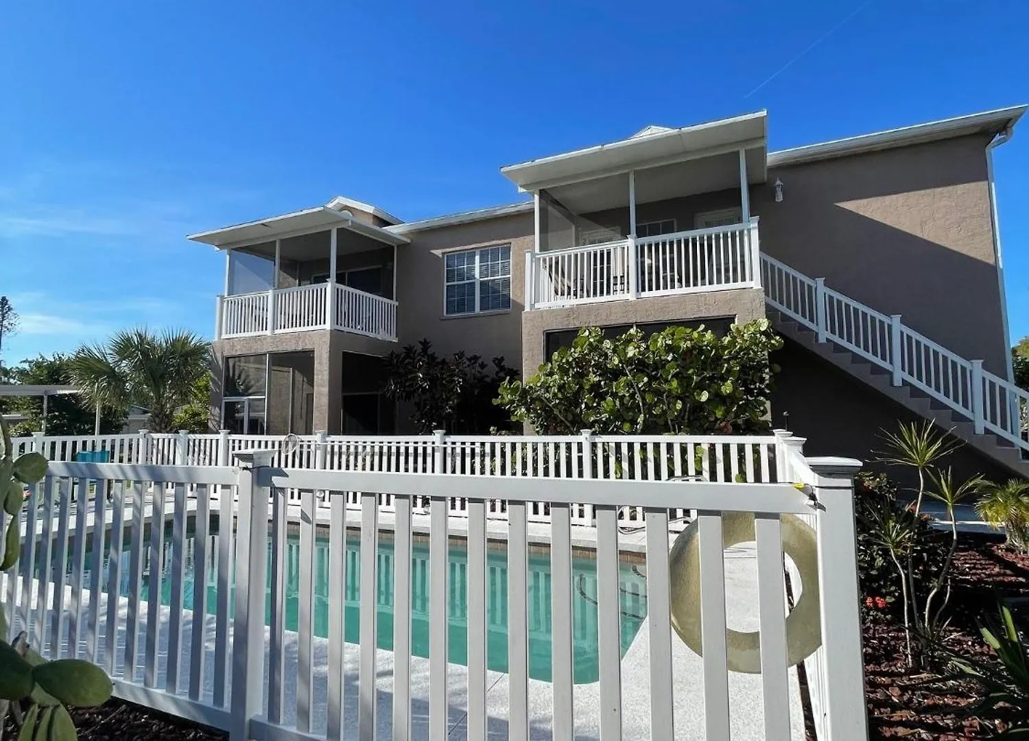 Apartment Gorgeous With Pool View In Walking Distance To Siesta Key Beaches Sarasota