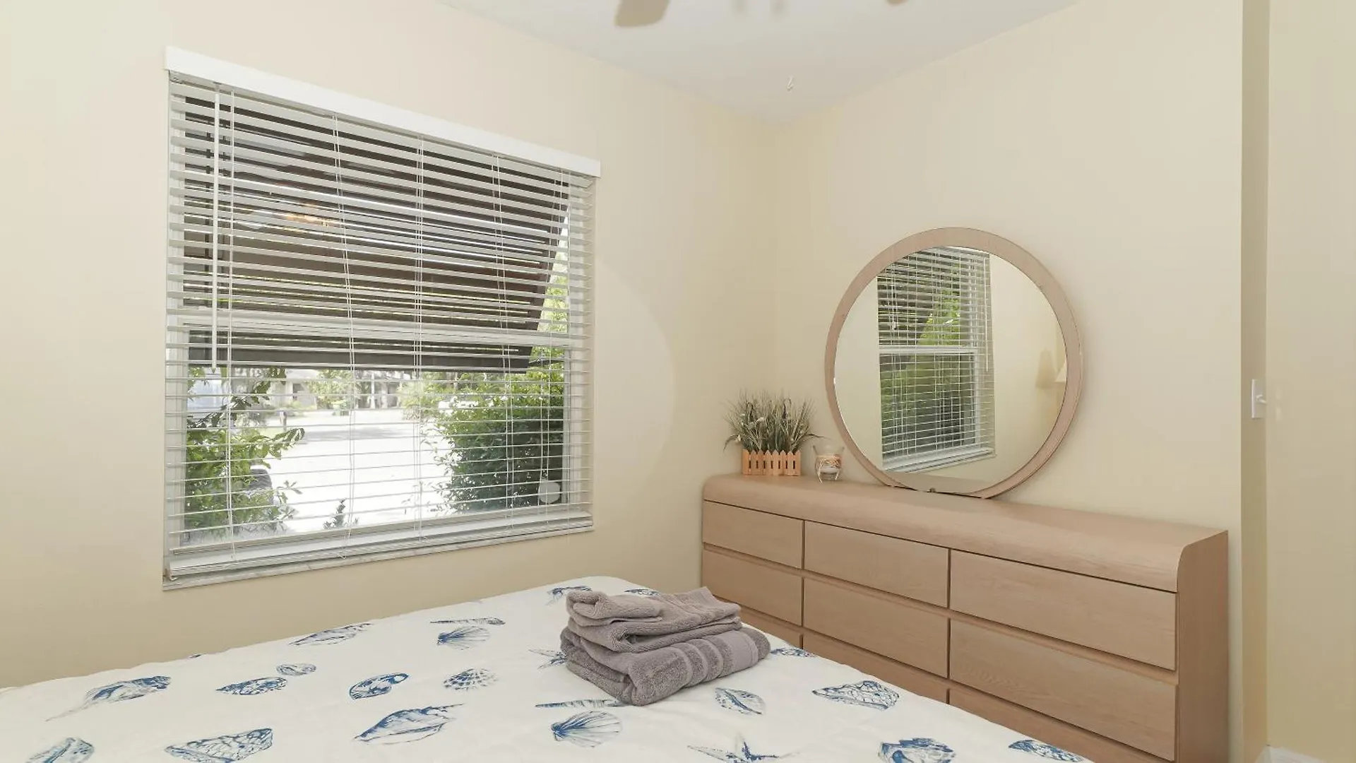 Close To Beaches, Downtown, Restaurants & Parks! Apartment