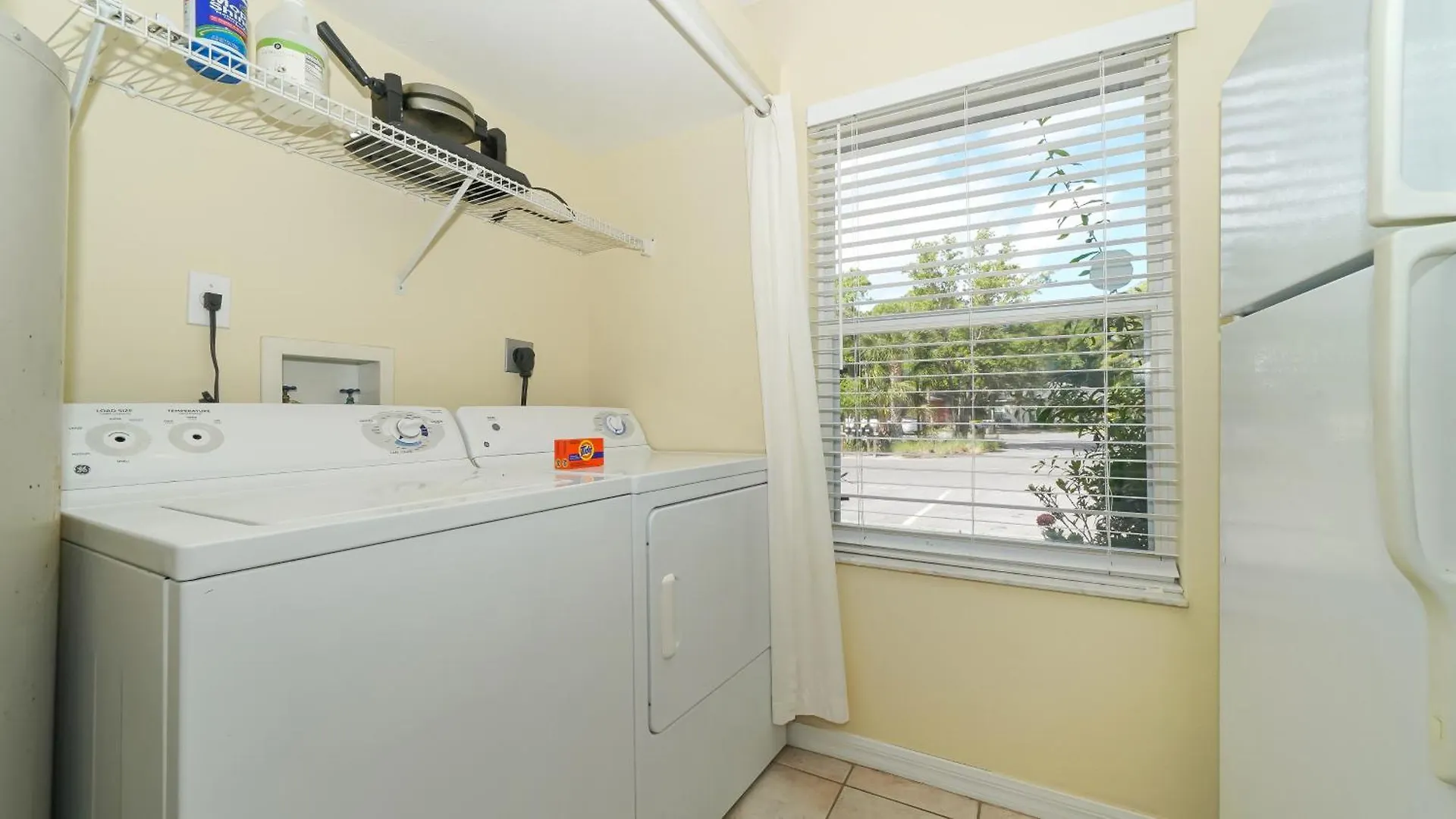 Close To Beaches, Downtown, Restaurants & Parks!