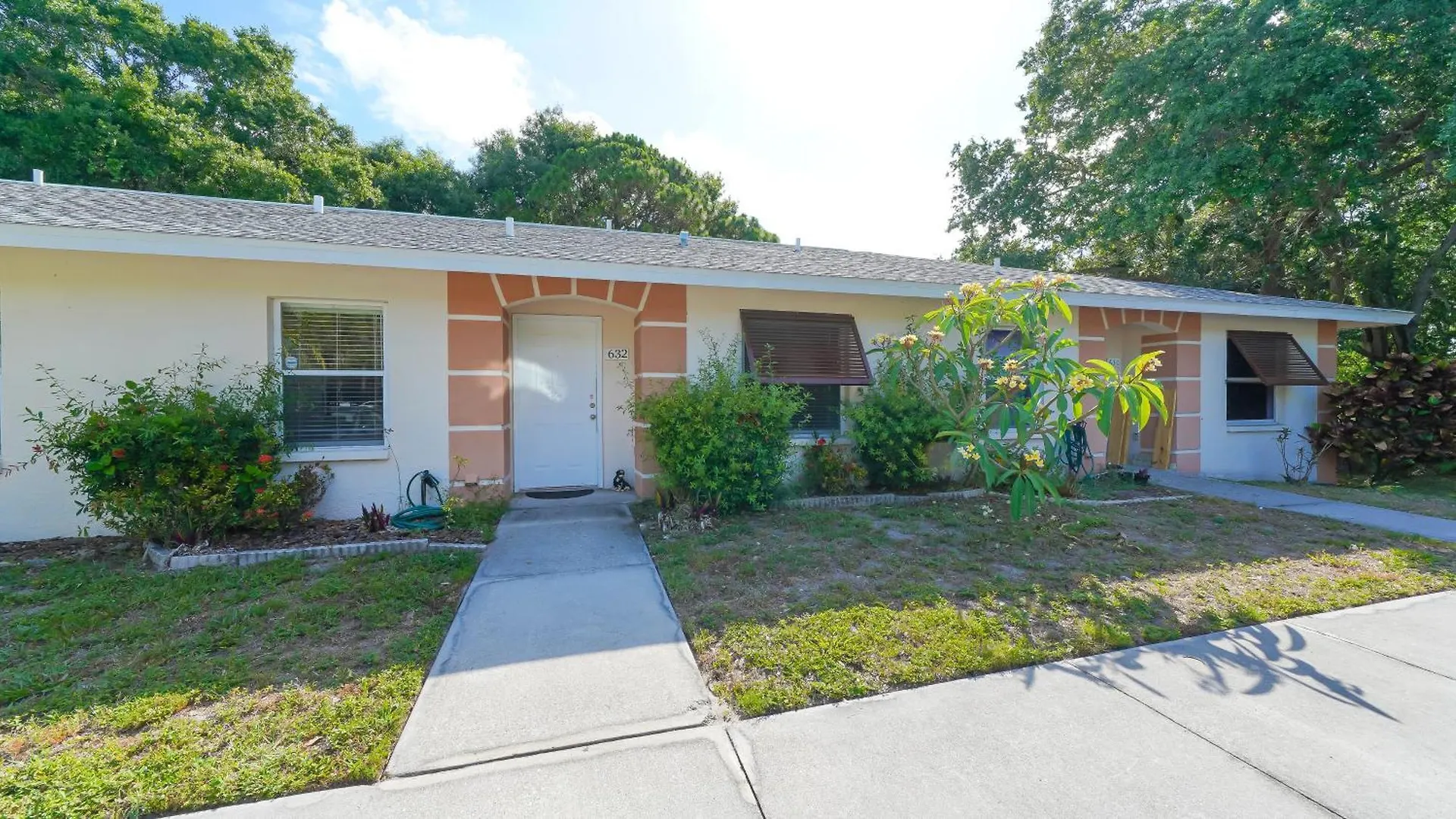Apartment Close To Beaches, Downtown, Restaurants & Parks!