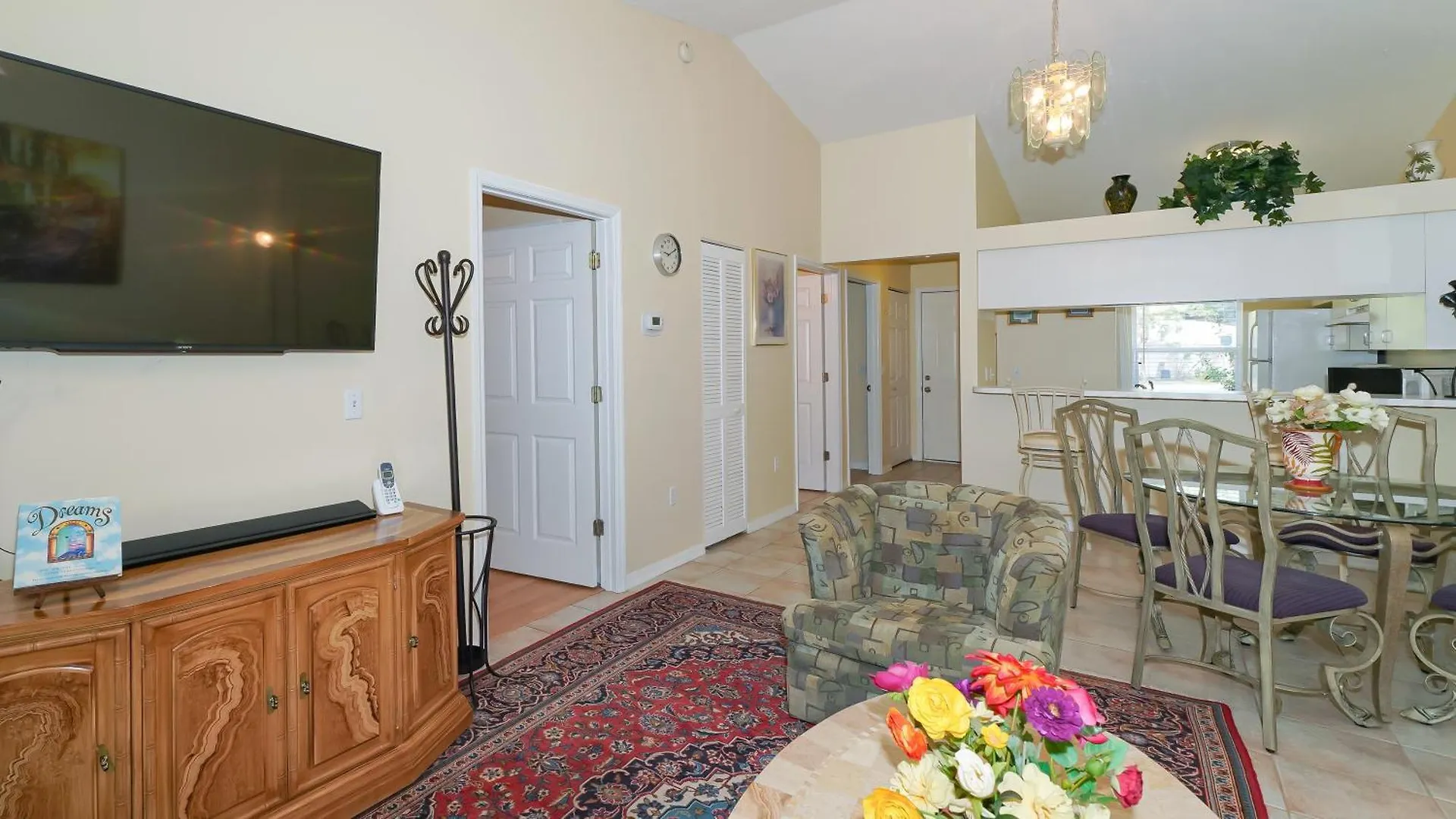Apartment Close To Beaches, Downtown, Restaurants & Parks!