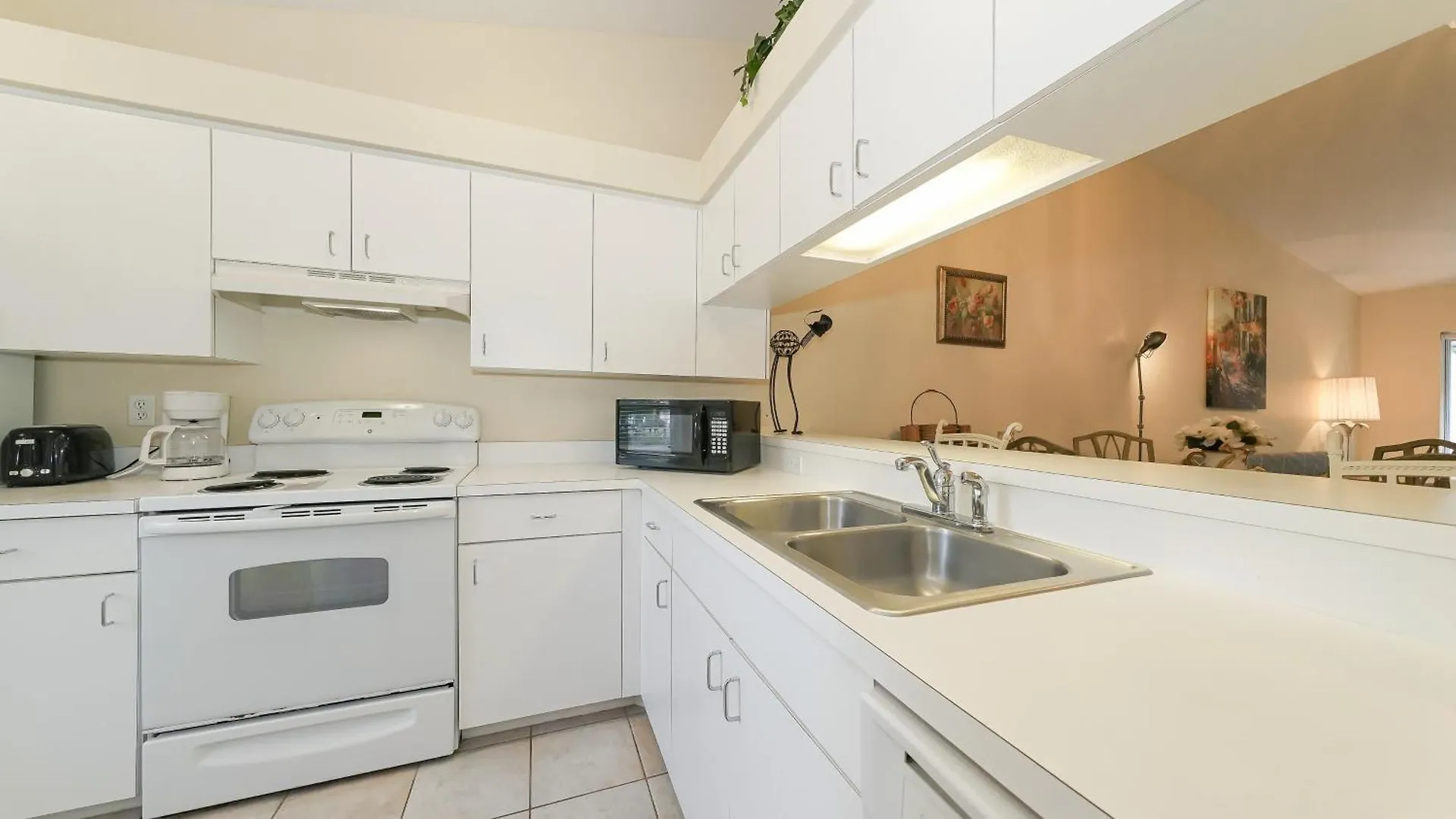 Close To Beaches, Downtown, Restaurants & Parks! Apartment
