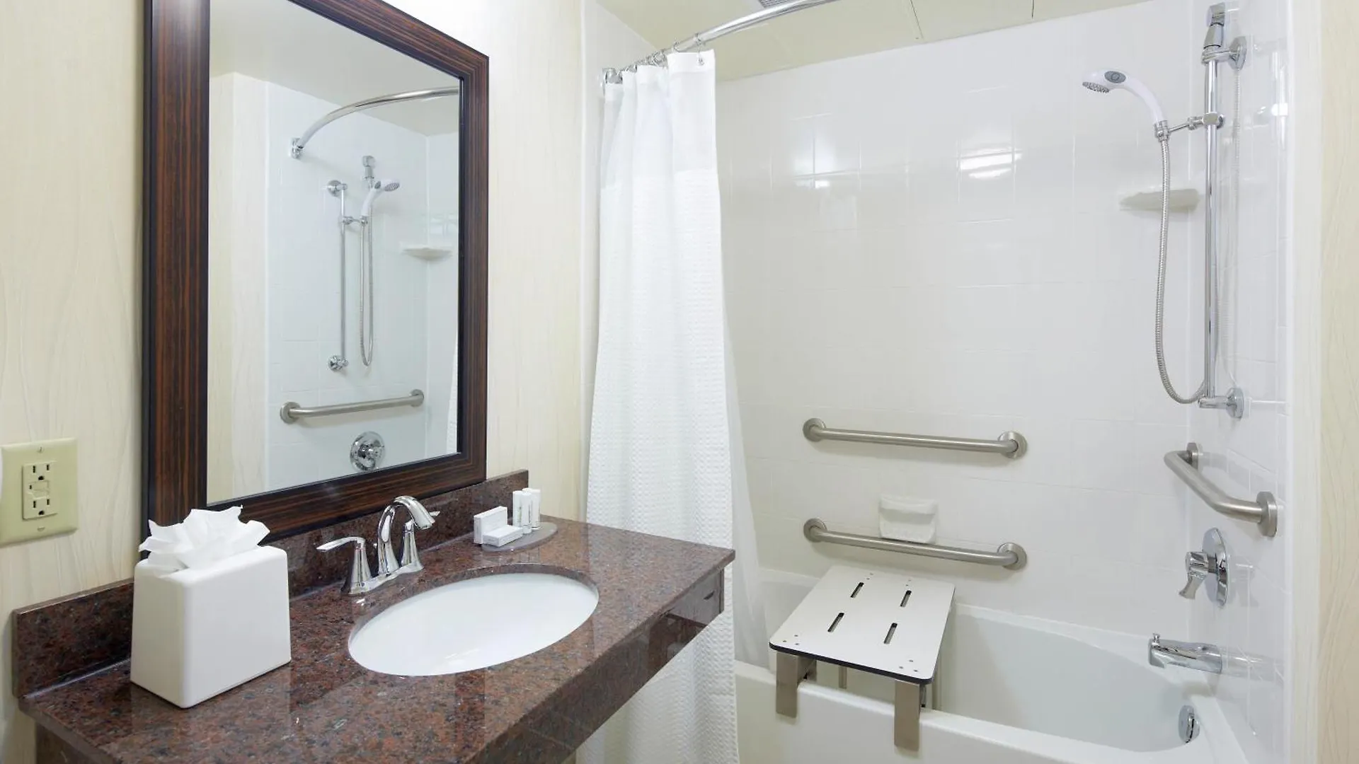 Courtyard By Marriott At Town Center Hotel Sarasota