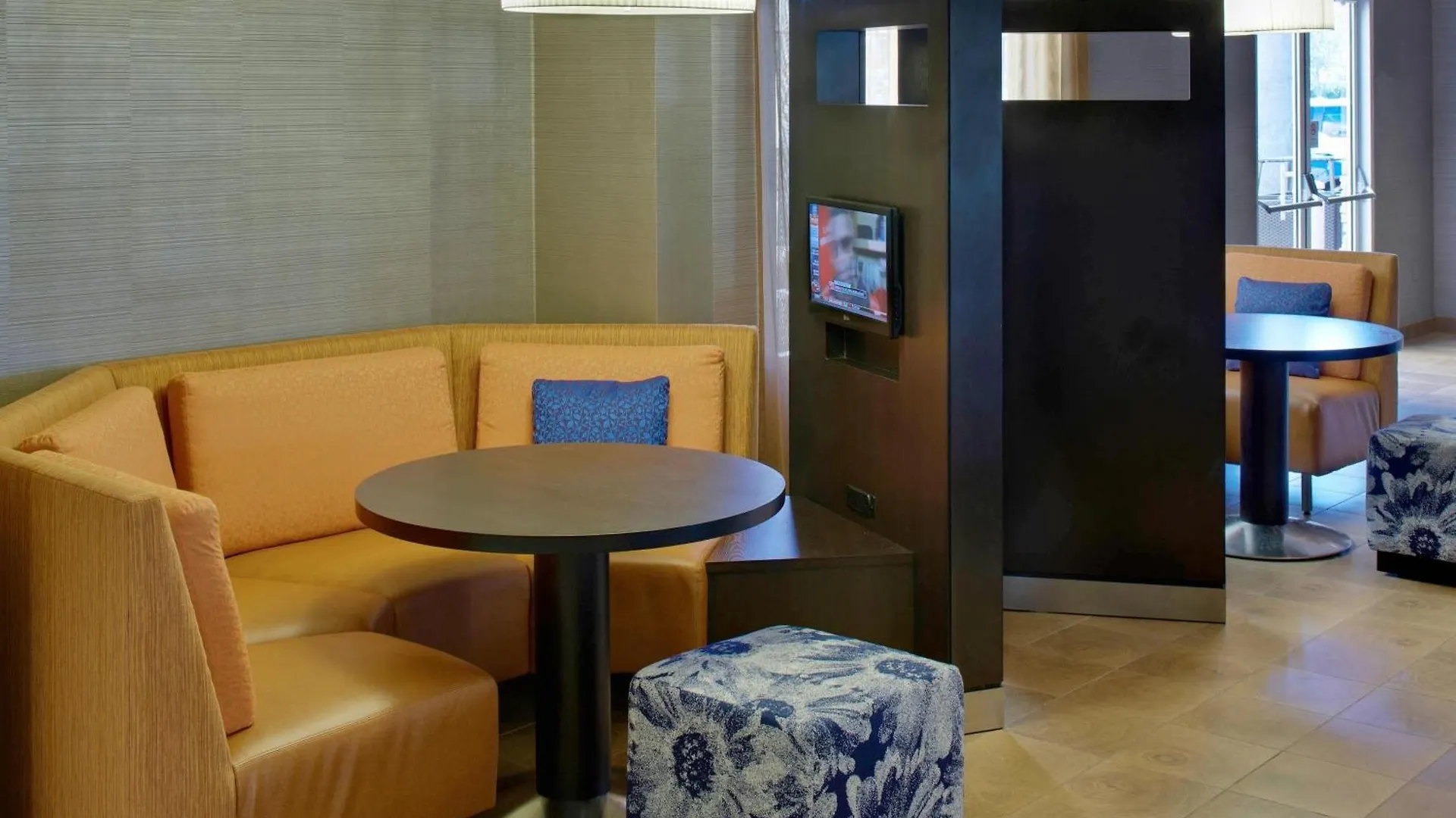 Hotel Courtyard By Marriott At Town Center 3*