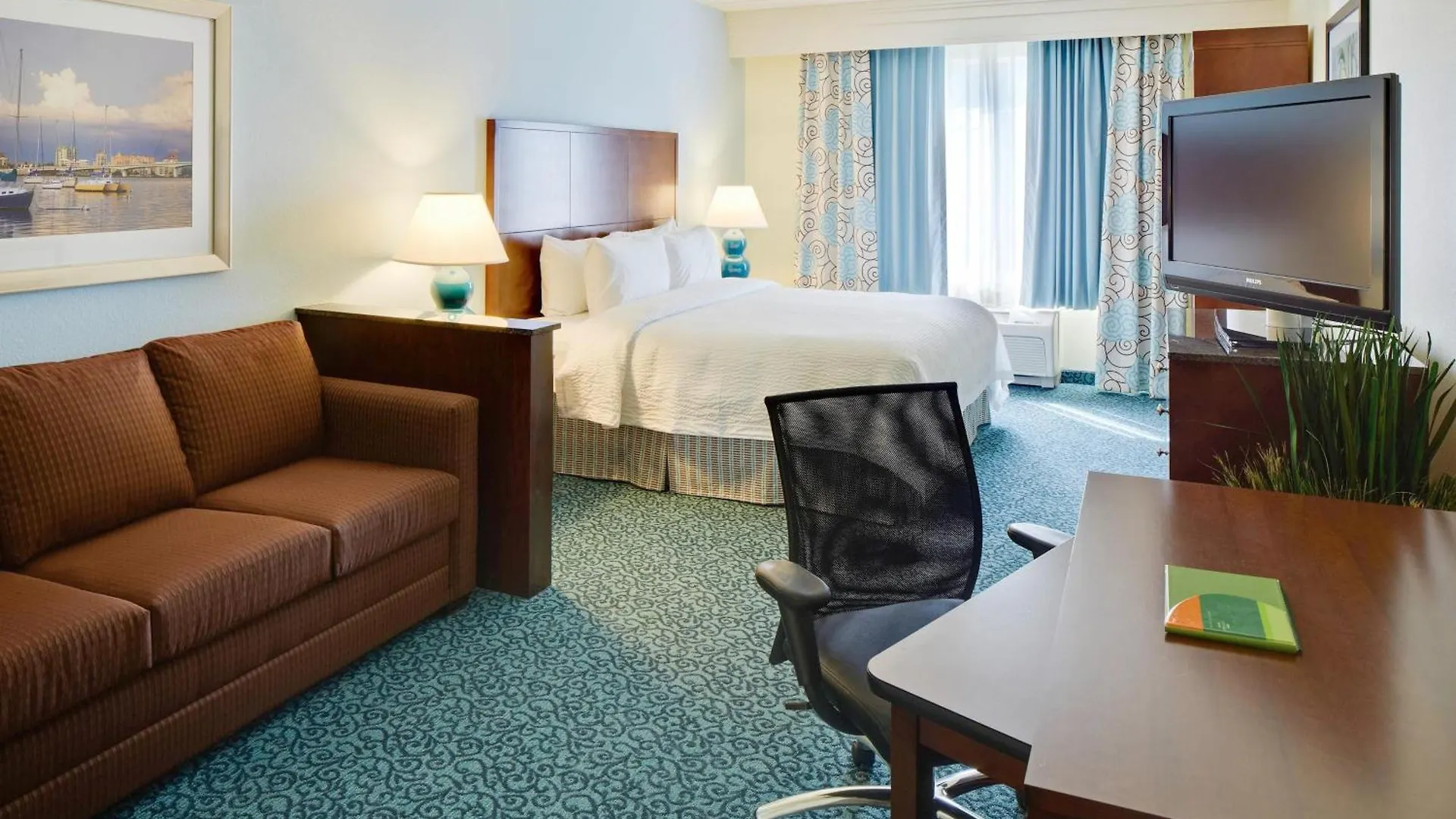 Hotel Courtyard By Marriott At Town Center