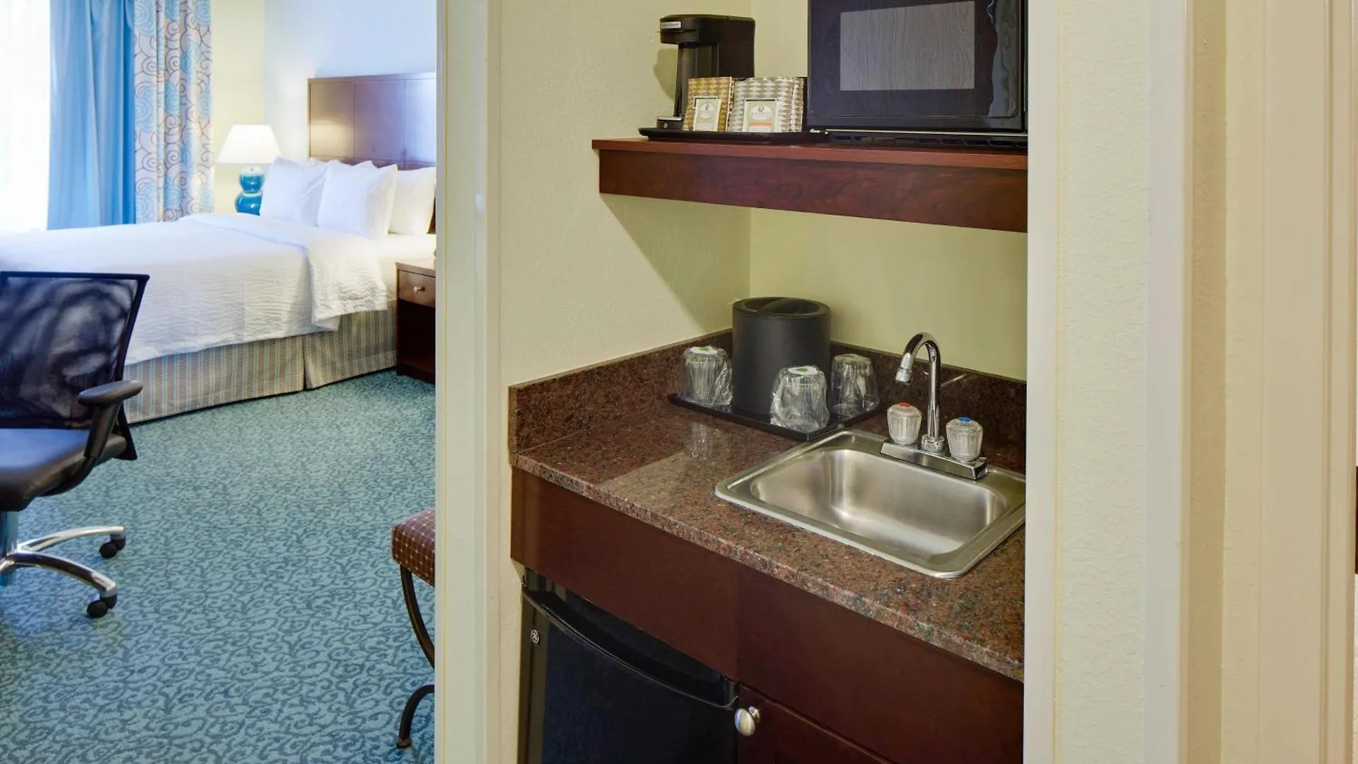 Courtyard By Marriott At Town Center Hotel