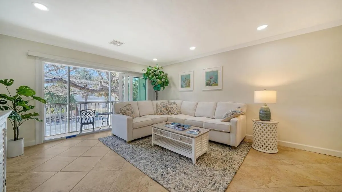 Apartment Walkable To Beach, Restaurants, Entertainment!