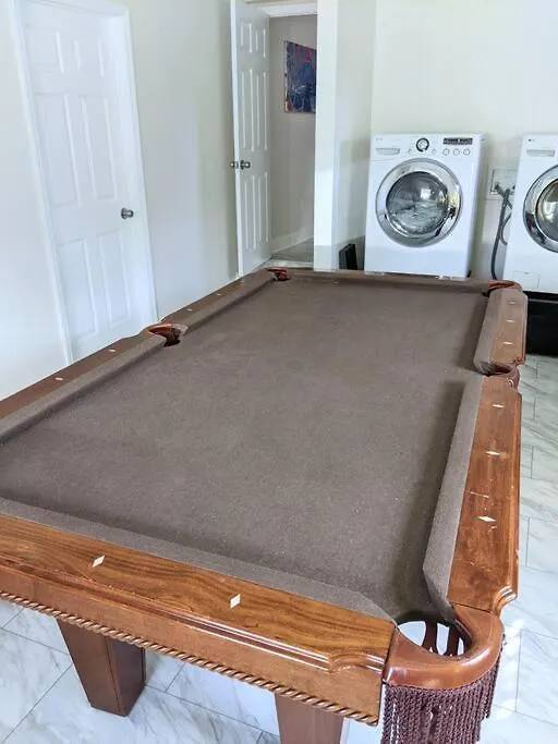 Group Vacation Home- Pool Table, Hot Tub, Fire Pit Holiday home *