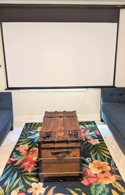 Group Vacation Home- Pool Table, Hot Tub, Fire Pit * Sarasota