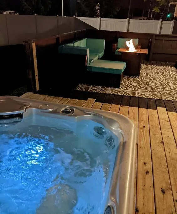 Group Vacation Home- Pool Table, Hot Tub, Fire Pit Holiday home *