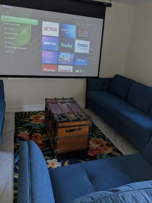 Group Vacation Home- Pool Table, Hot Tub, Fire Pit Holiday home Sarasota