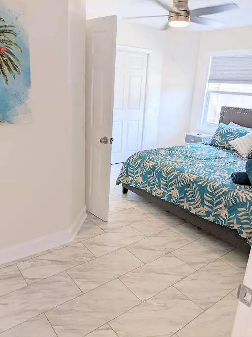 Group Vacation Home- Pool Table, Hot Tub, Fire Pit Sarasota