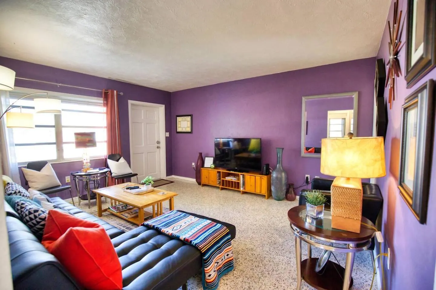 Retro-inspired Stay, Bbq Patio, Close To Downtown Holiday home *