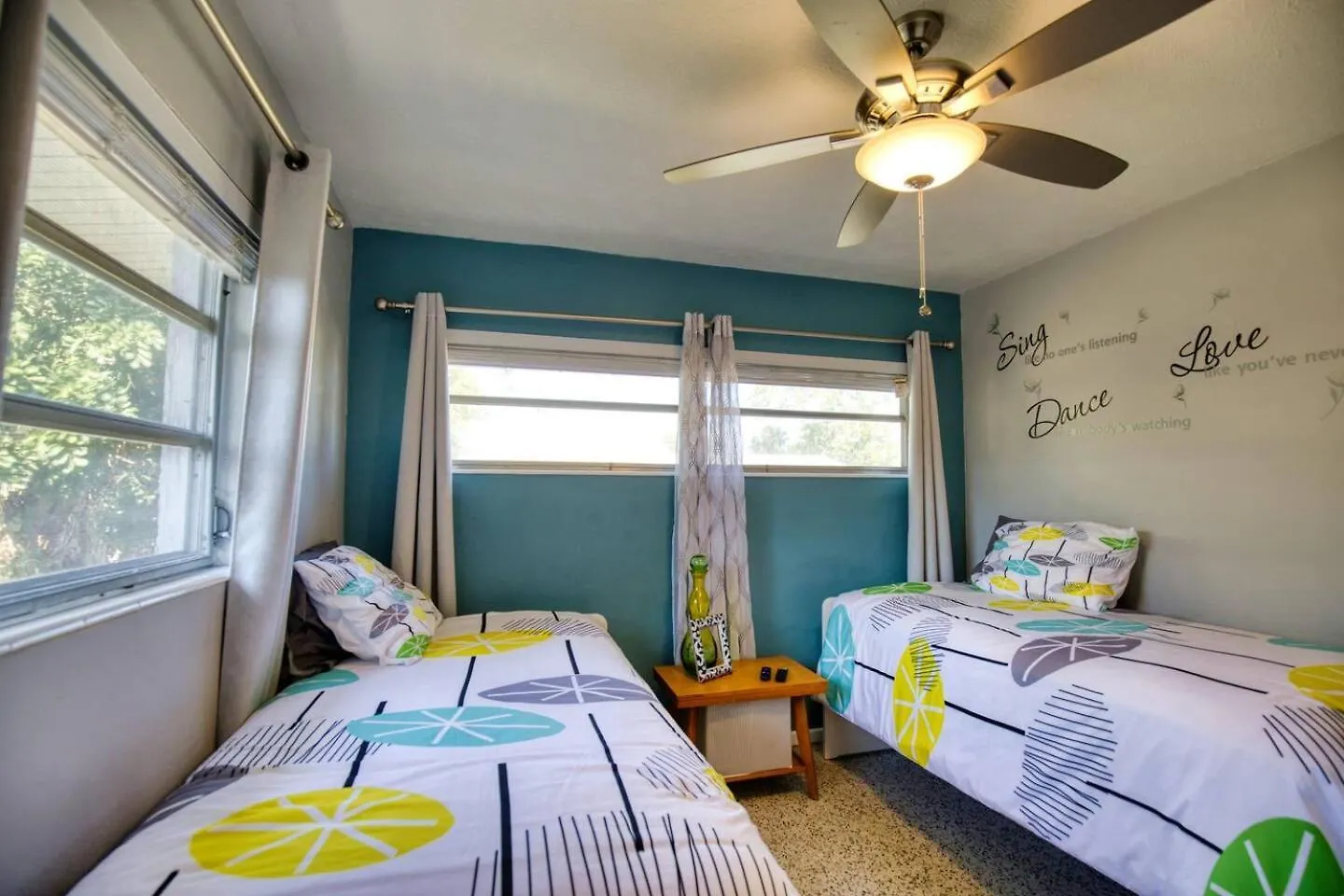 Retro-inspired Stay, Bbq Patio, Close To Downtown Holiday home *
