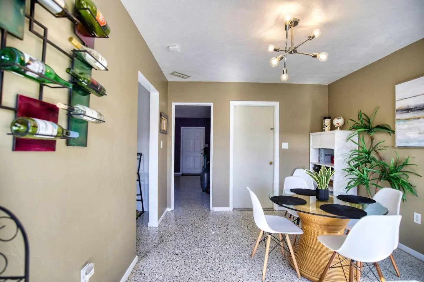 Retro-inspired Stay, Bbq Patio, Close To Downtown *