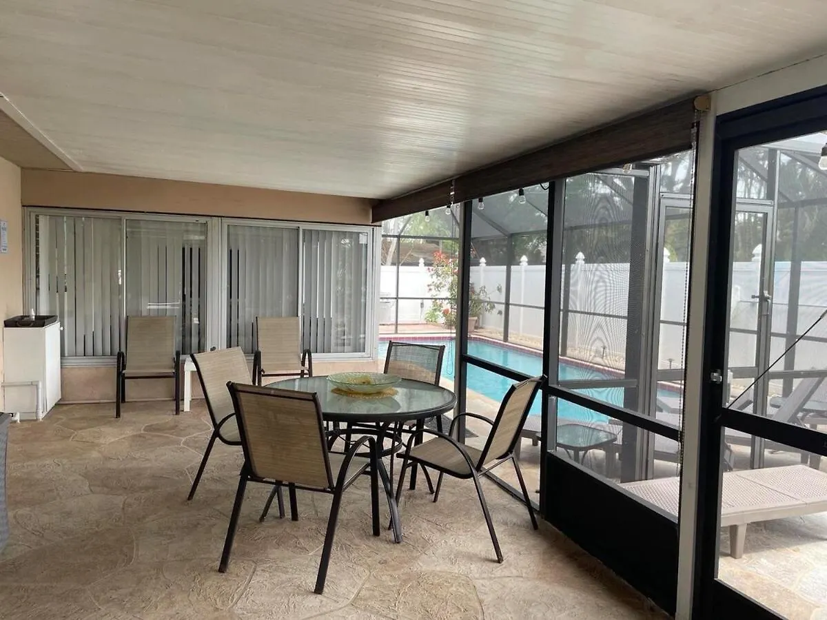 Spacious 2bedroom - 2bathroom House - 5 Min To Siesta Key With Heated Pool Holiday home Sarasota