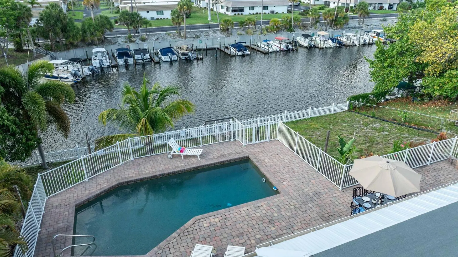 3 Bed, 3 Bath, Pool With Boat Dock Villa Sarasota