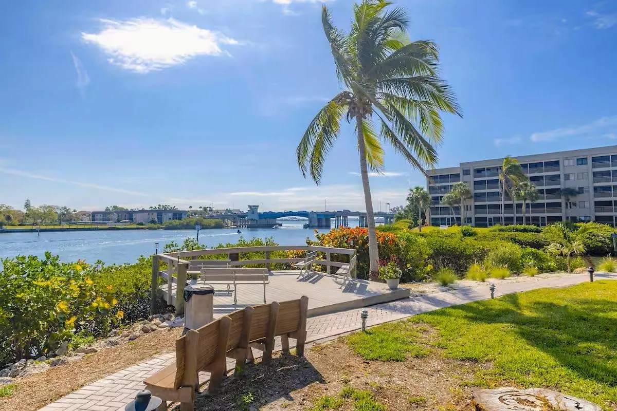 Holiday home Charming 2br Lagoon-view Steps To Siesta Key