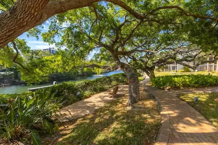 Charming 2br Lagoon-view Steps To Siesta Key *