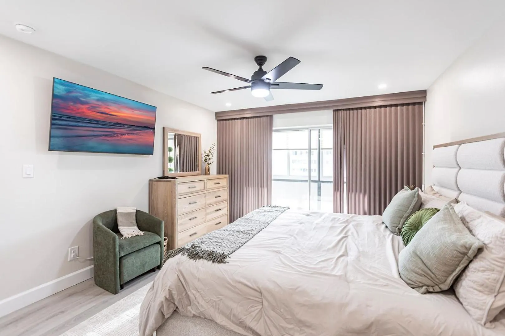 1125-402 - Enjoy Pond Views From High-rise Retreat サラソータ