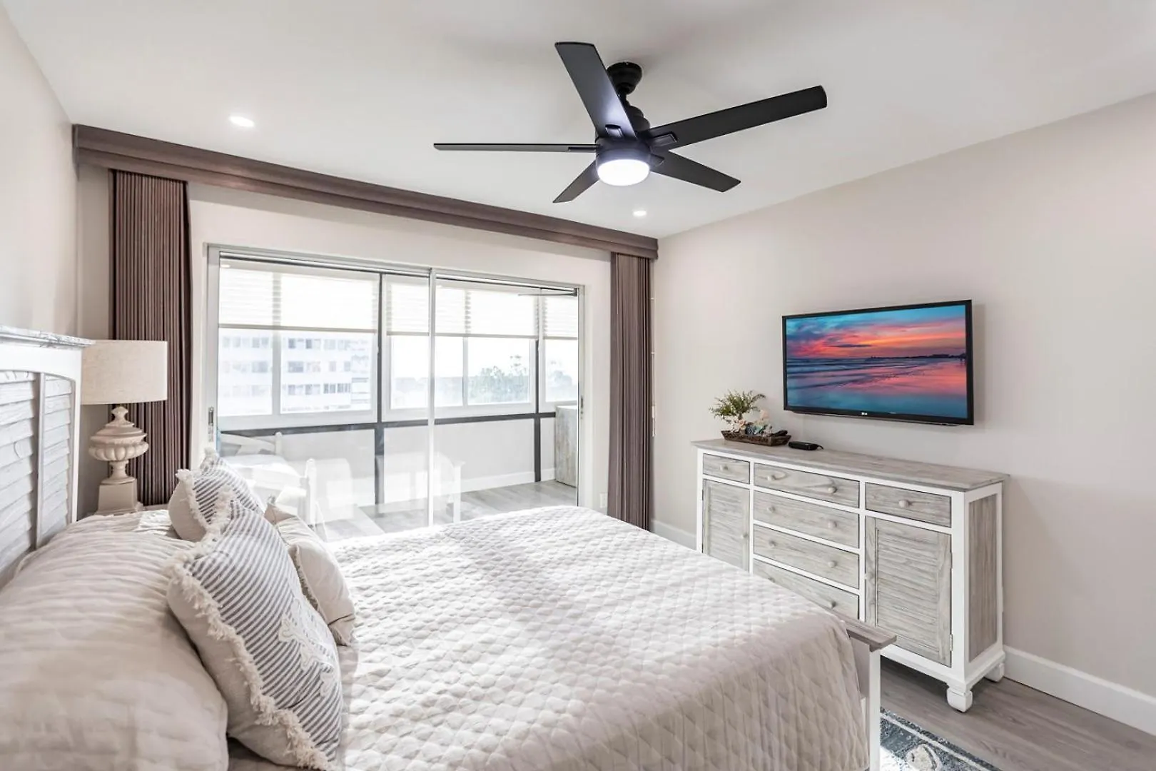 1125-402 - Enjoy Pond Views From High-rise Retreat