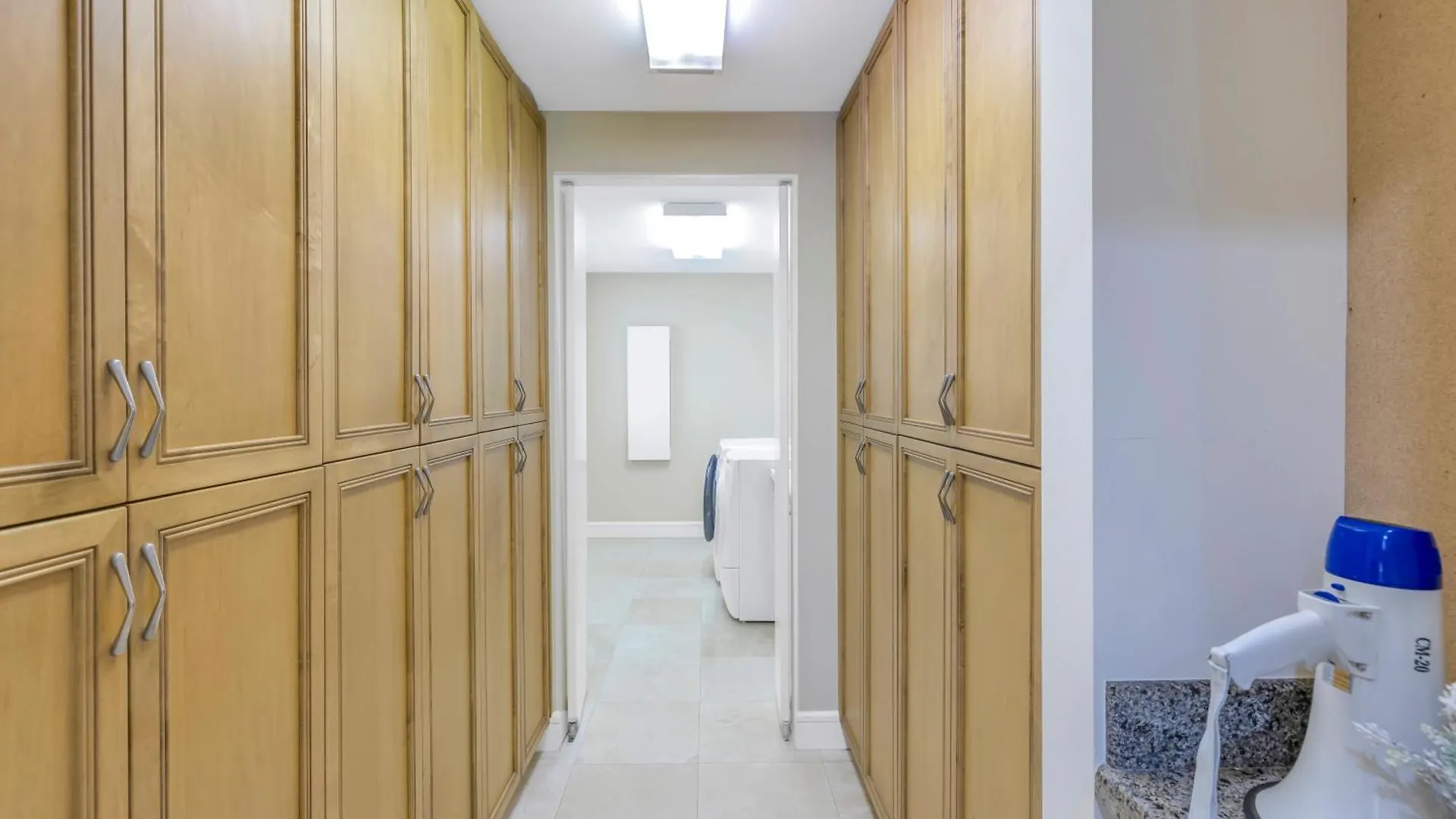 5br - 8230 Sanderling Rd *