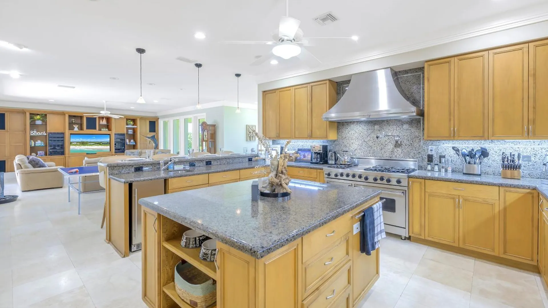 5br - 8230 Sanderling Rd *