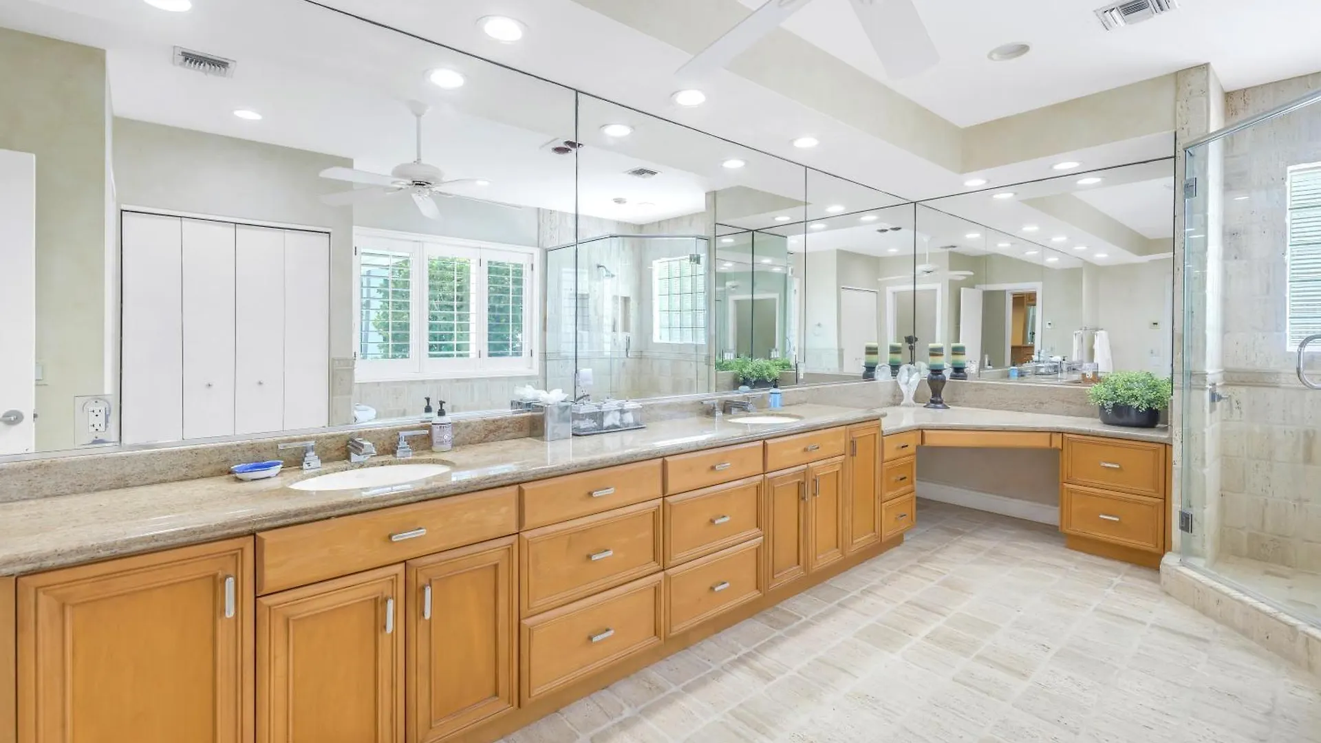 5br - 8230 Sanderling Rd * Sarasota