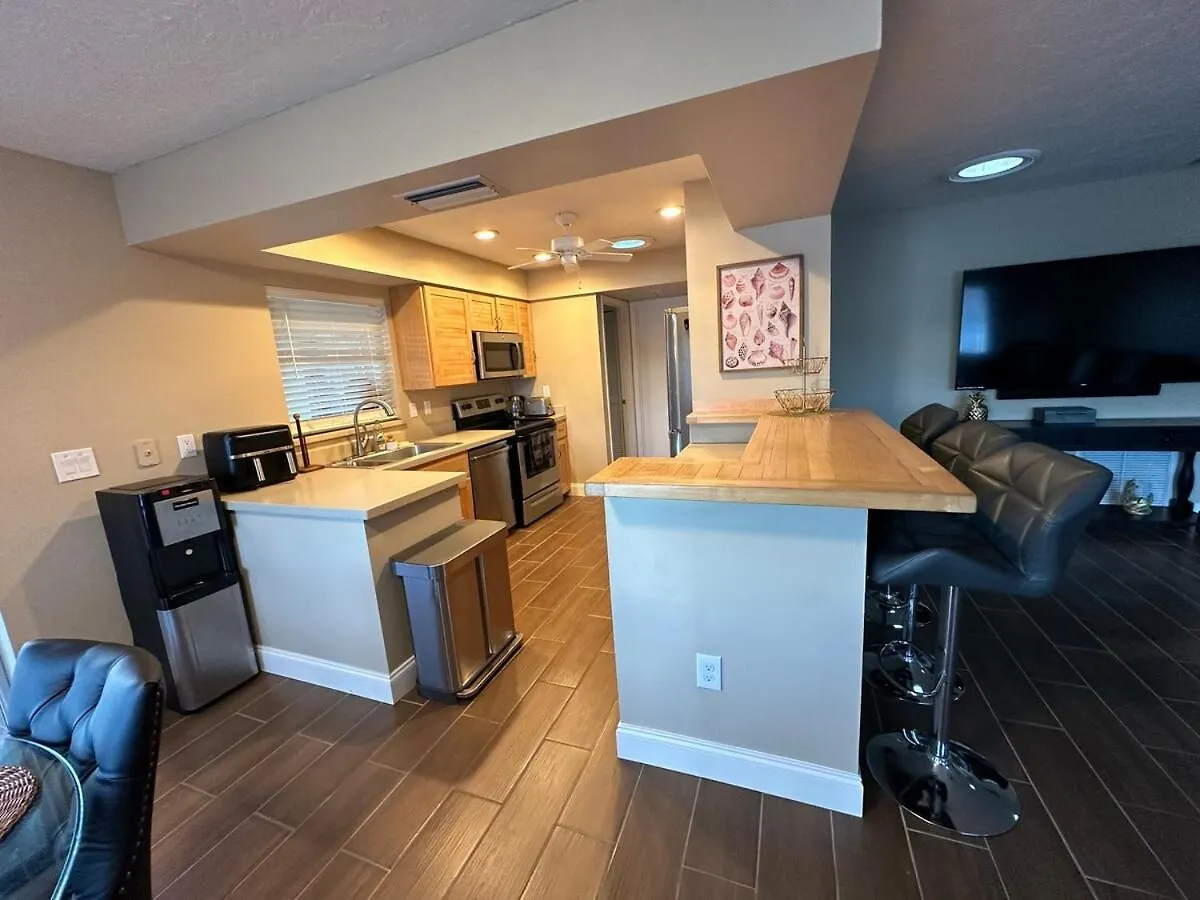 2 Bdrm House Close To Siesta Key, Free Wi-fi Holiday home *
