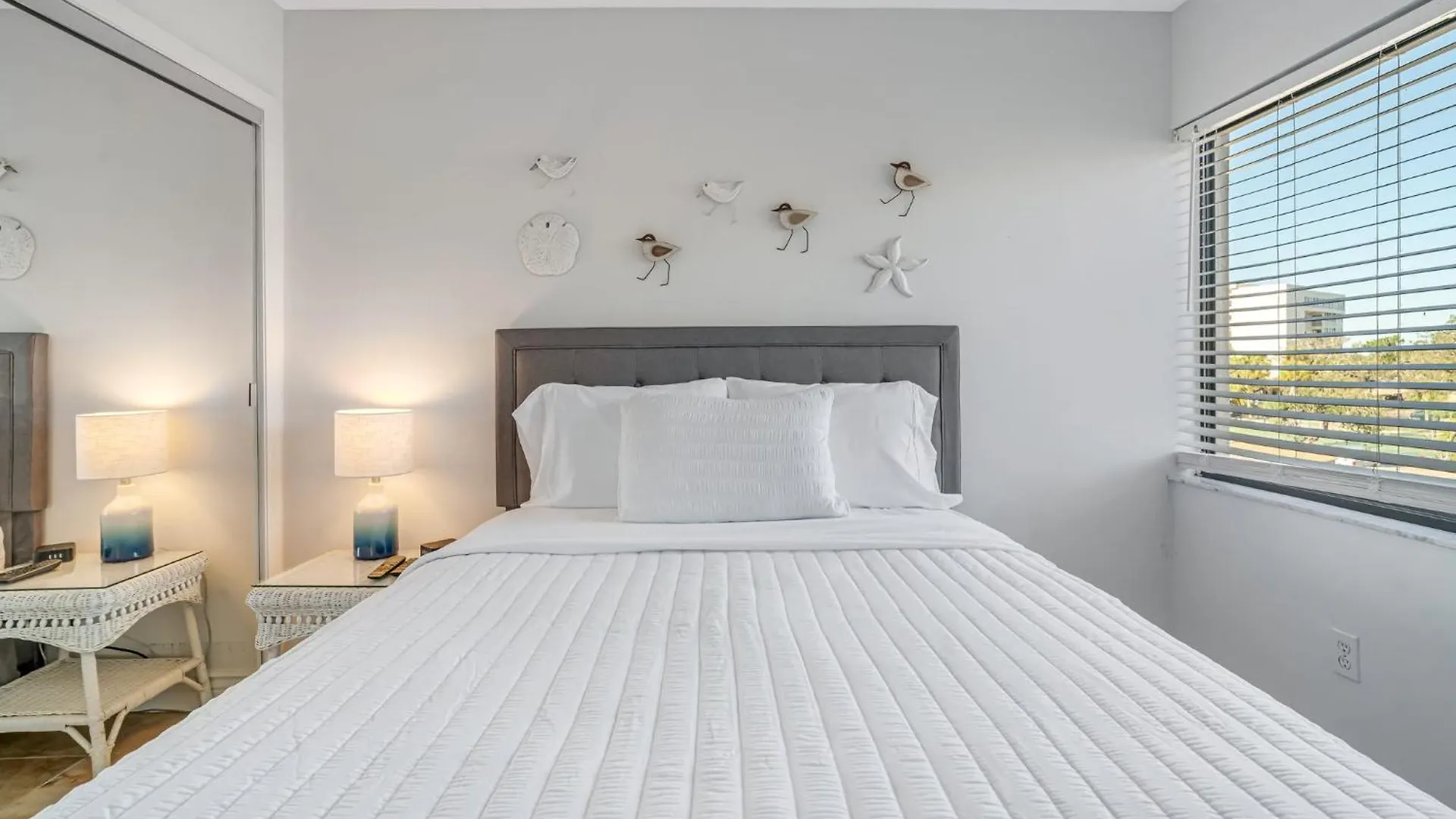 Charming 2br Lagoon-view Steps To Siesta Key * Sarasota