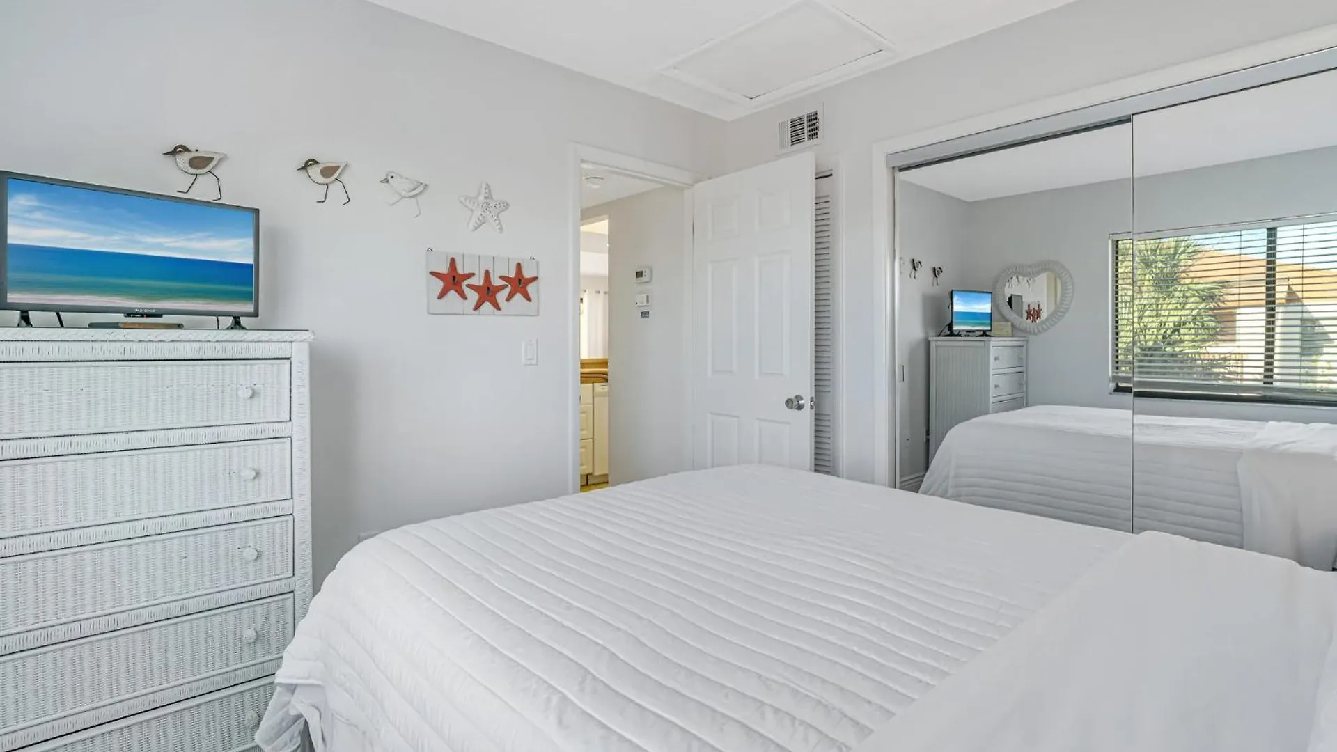 Charming 2br Lagoon-view Steps To Siesta Key *