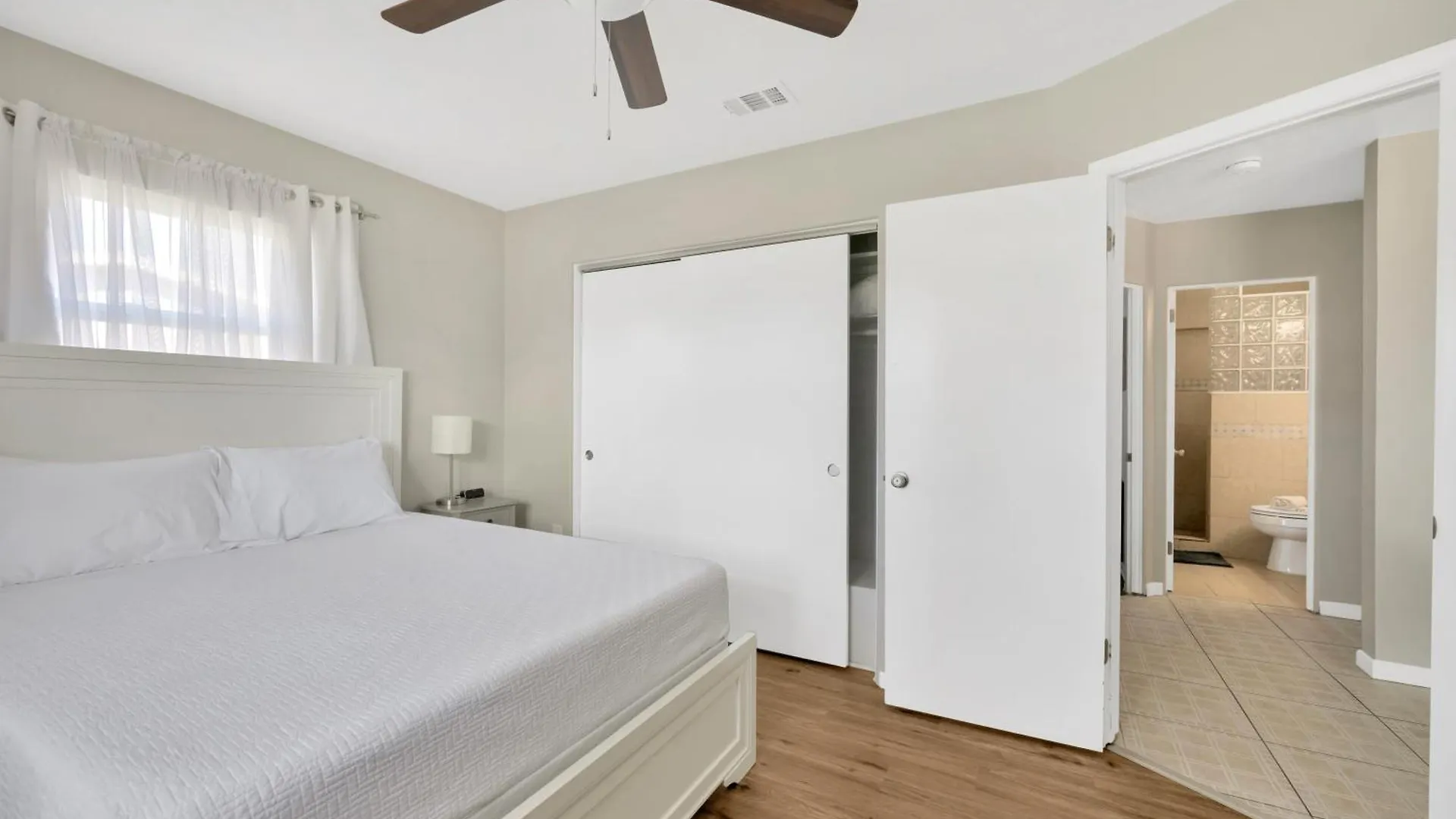 Getaway With Heated Pool And Fence By Siesta Key Beach *