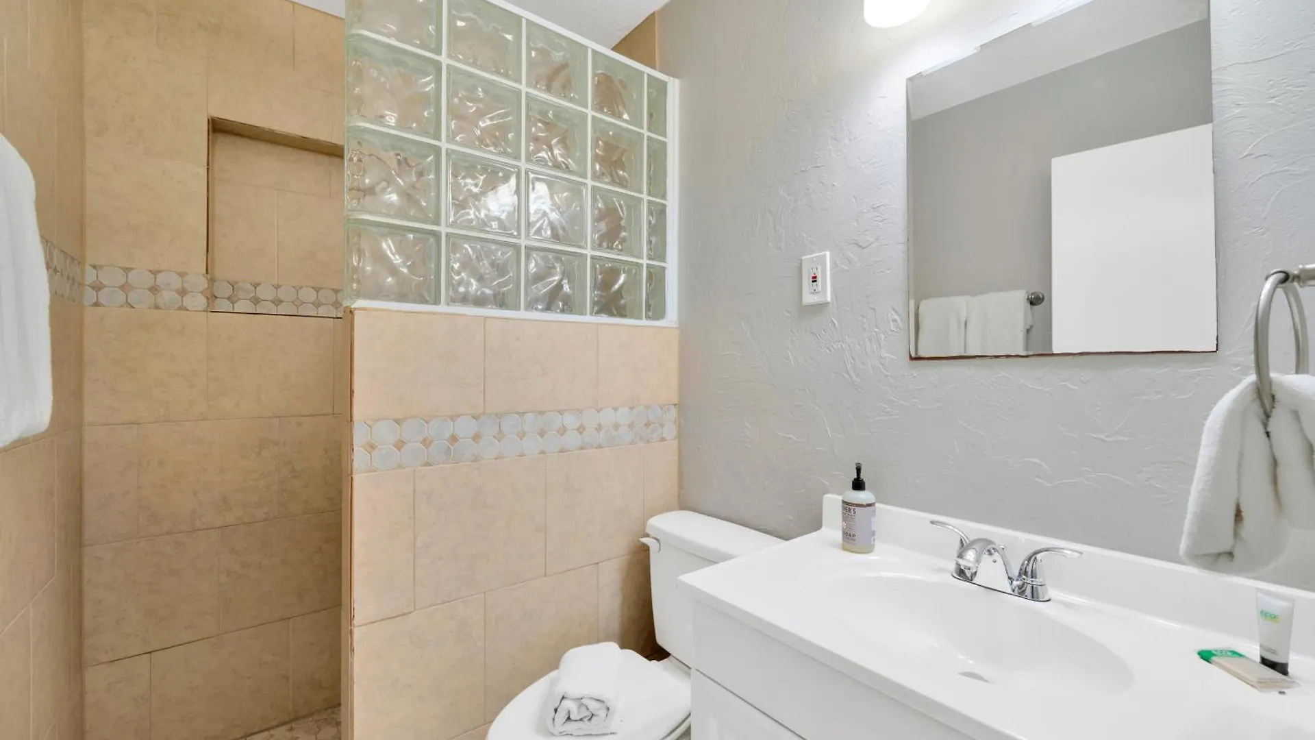 Holiday home Getaway With Heated Pool And Fence By Siesta Key Beach *