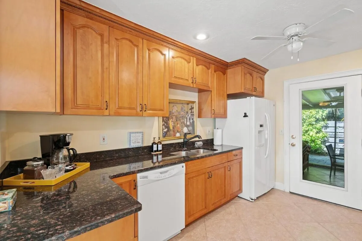 Siesta Key Under The Banyan Tree 3 Bed 3 Bath *