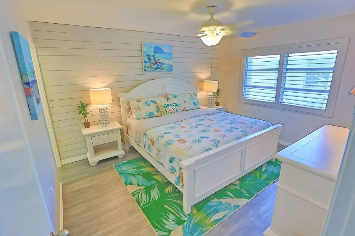 Updated With Pool, Walk To Crescent & Restaurants! Holiday home