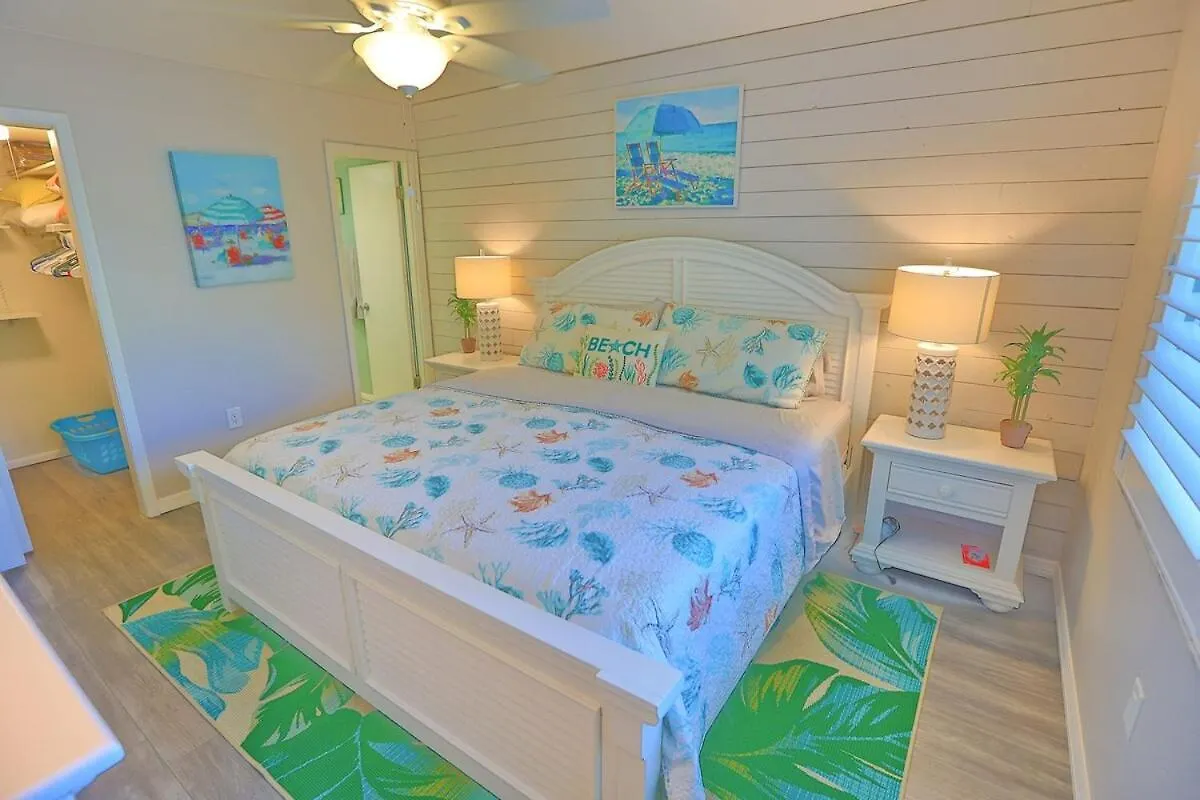 Holiday home Updated With Pool, Walk To Crescent & Restaurants! *