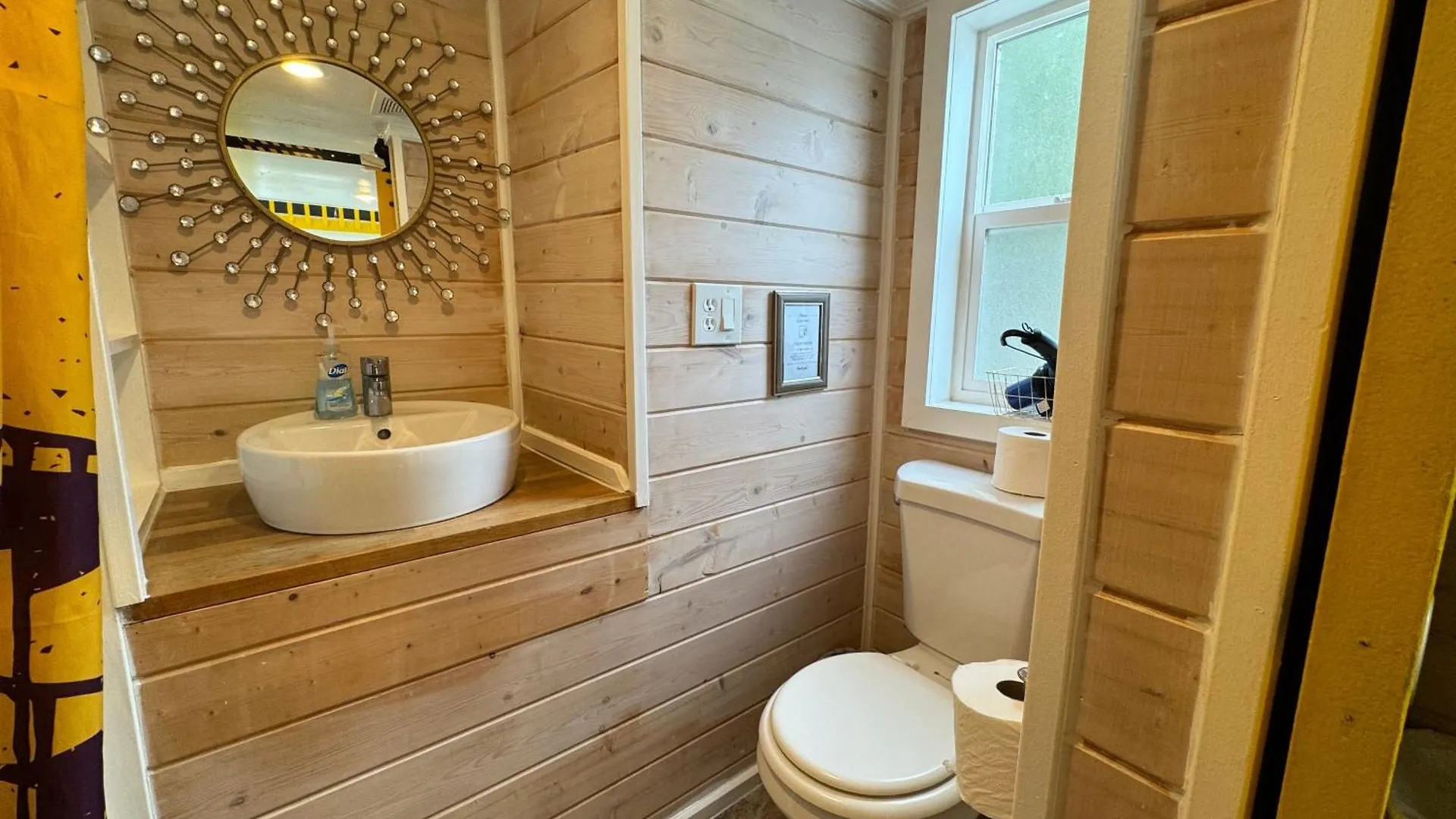 Tiny House - Yellow Lifeguard Stand Holiday home