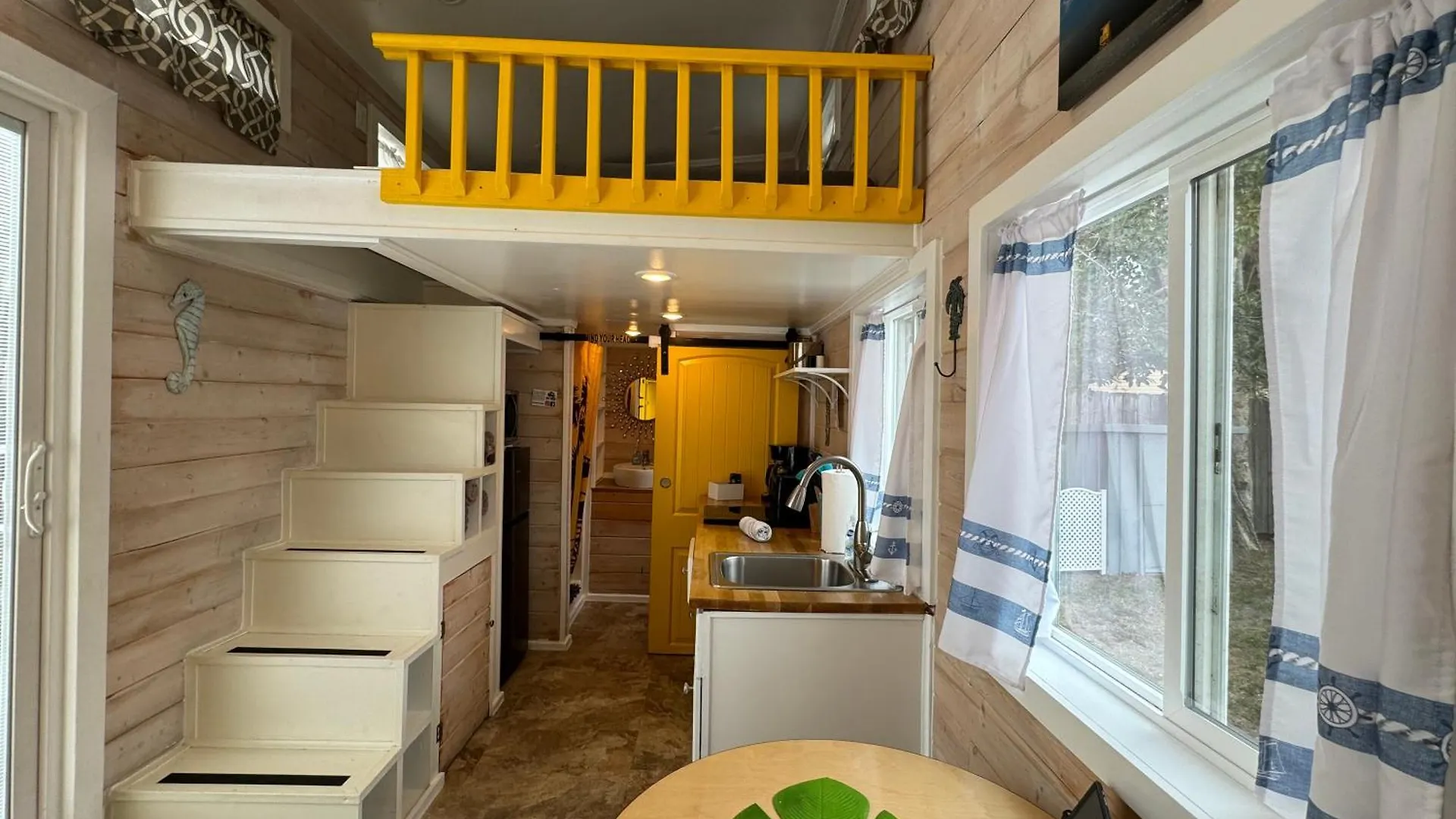 Tiny House - Yellow Lifeguard Stand Holiday home *