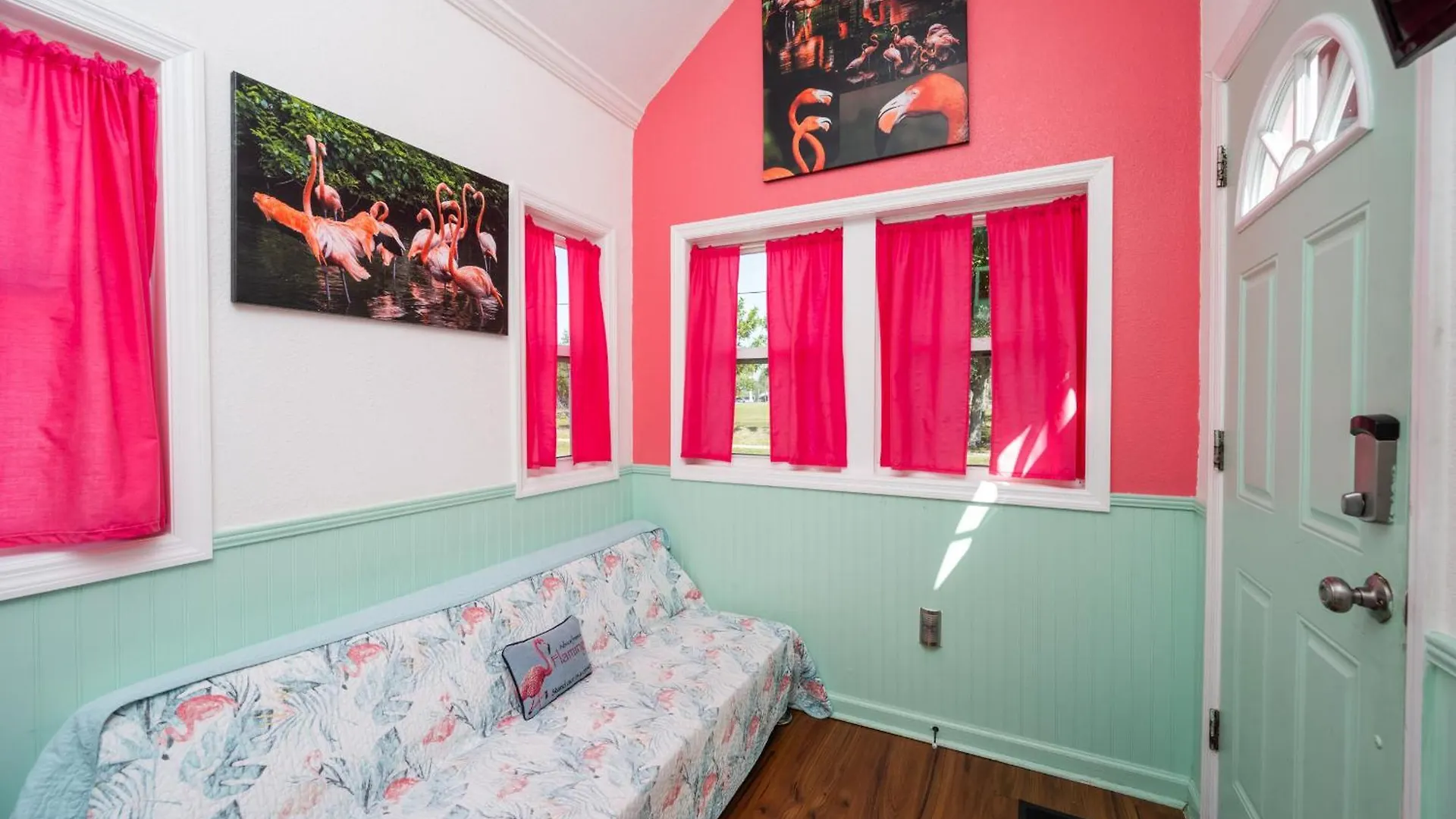 Tiny House - Flamingo Holiday home
