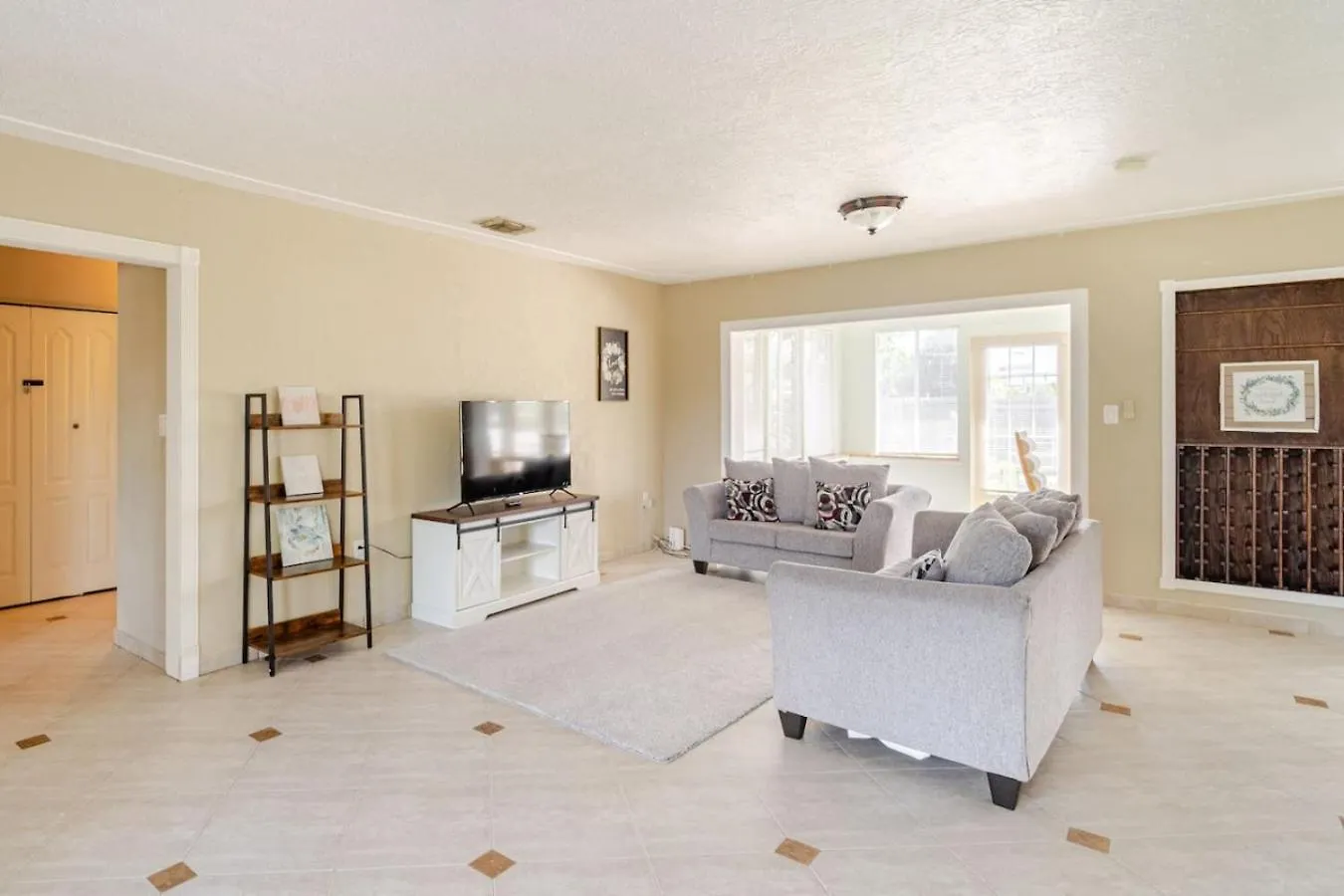 Serene Escape Cozy Close To Beaches Holiday home