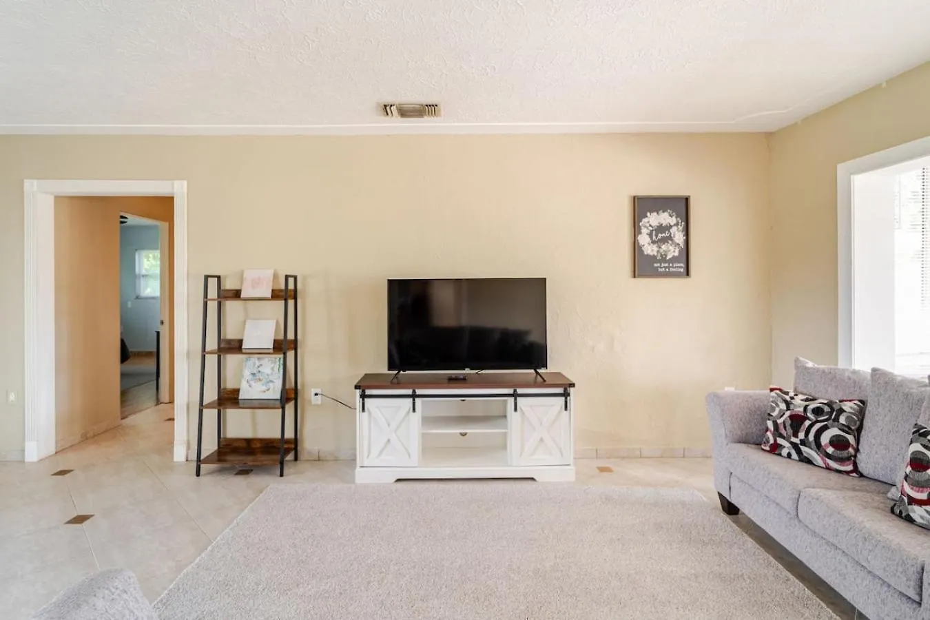 Serene Escape Cozy Close To Beaches Holiday home *