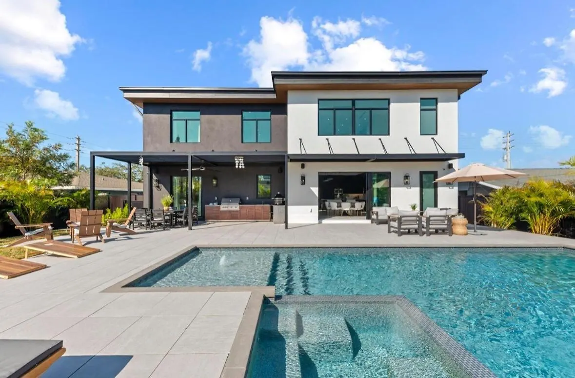 Coastal Luxe, Saltpool Spa, 5miles To Siesta Holiday home Sarasota