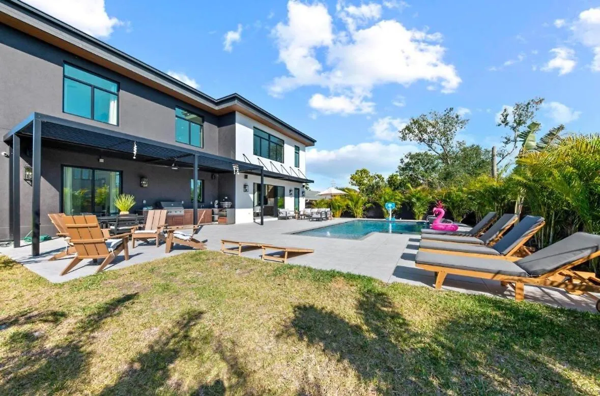 Coastal Luxe, Saltpool Spa, 5miles To Siesta Holiday home Sarasota