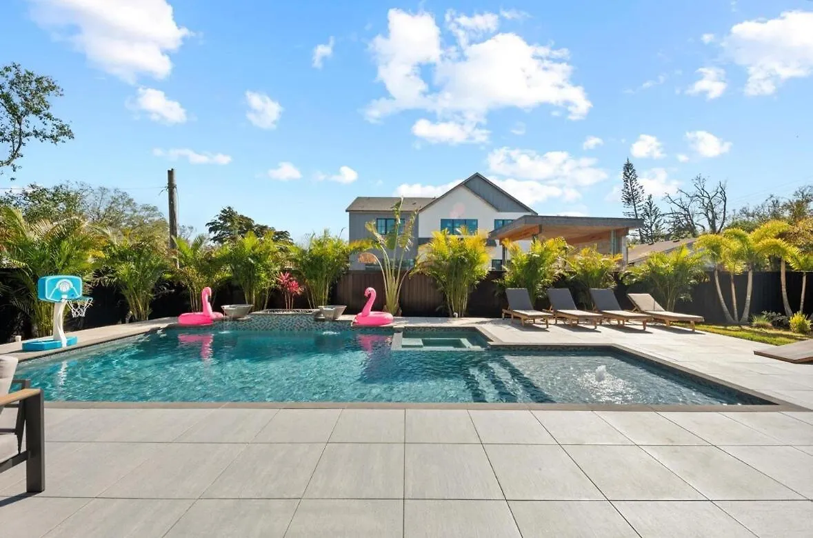 Coastal Luxe, Saltpool Spa, 5miles To Siesta Holiday home Sarasota