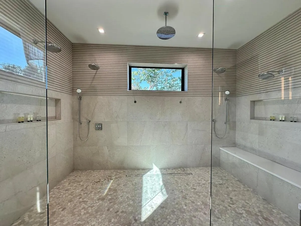 Holiday home Coastal Luxe, Saltpool Spa, 5miles To Siesta