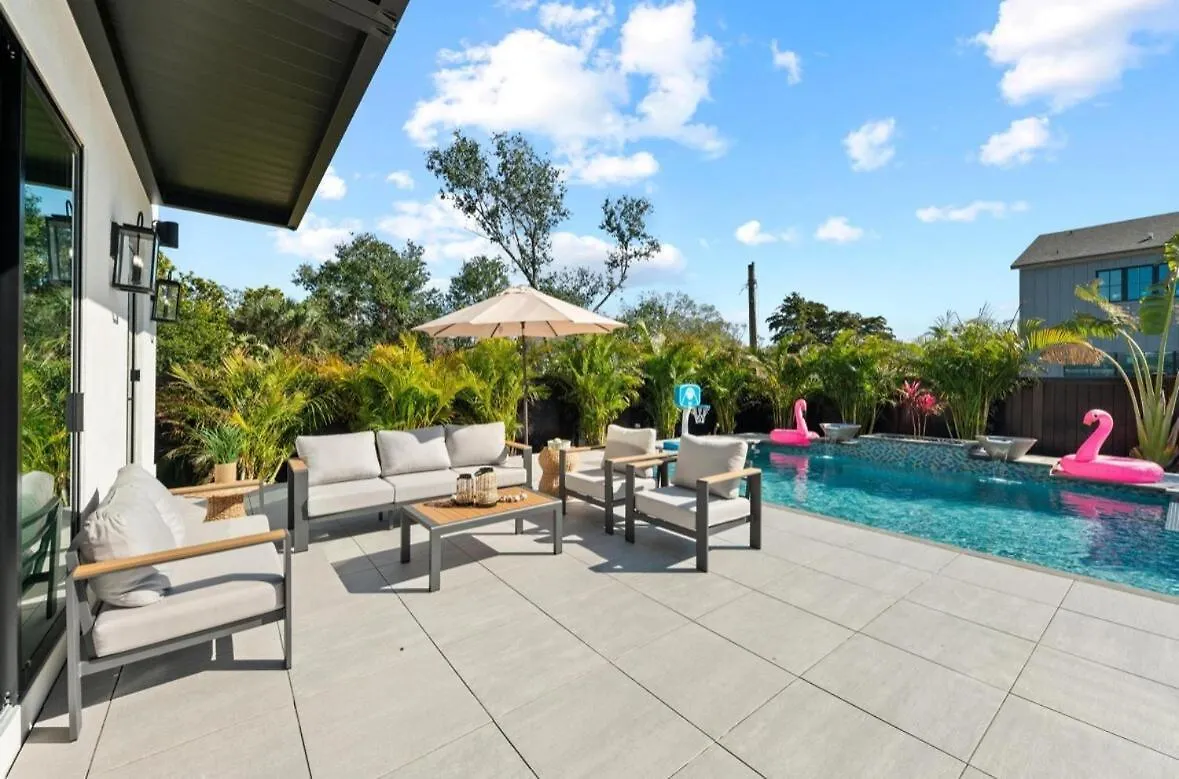 Coastal Luxe, Saltpool Spa, 5miles To Siesta Holiday home Sarasota