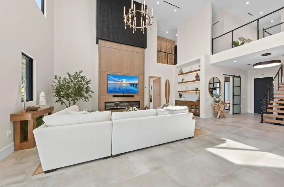 Coastal Luxe, Saltpool Spa, 5miles To Siesta Holiday home Sarasota