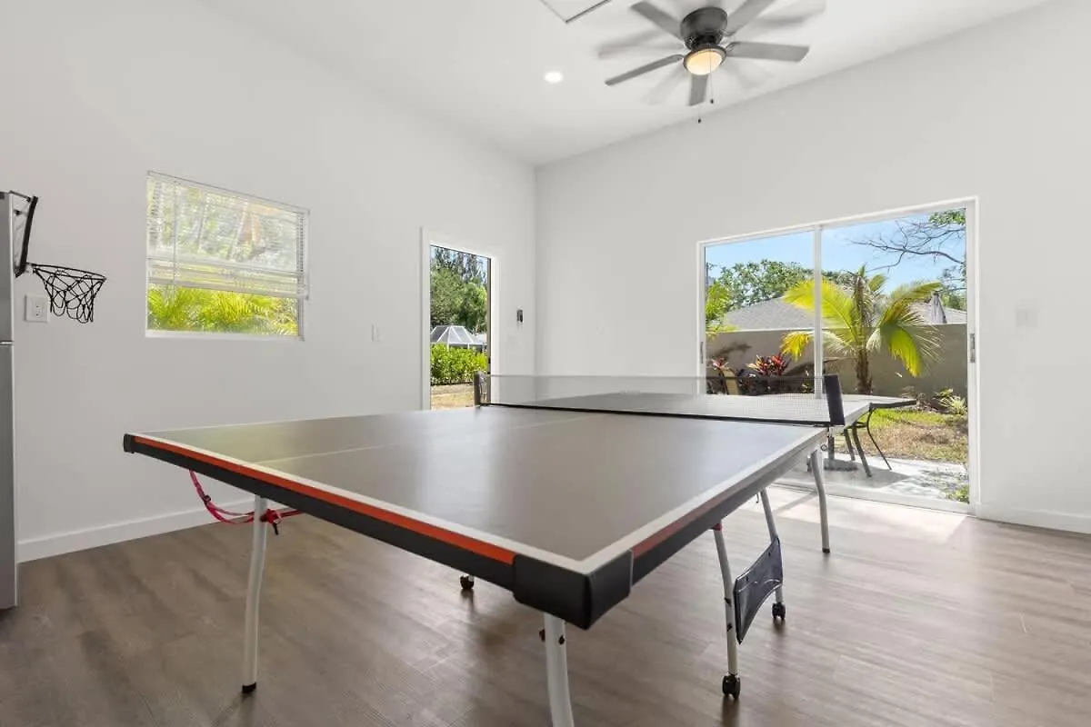 Beachside Bliss- Relaxing Pool & Ping Pong Table Holiday home *