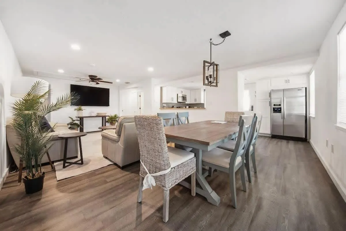 Beachside Bliss- Relaxing Pool & Ping Pong Table Holiday home Sarasota