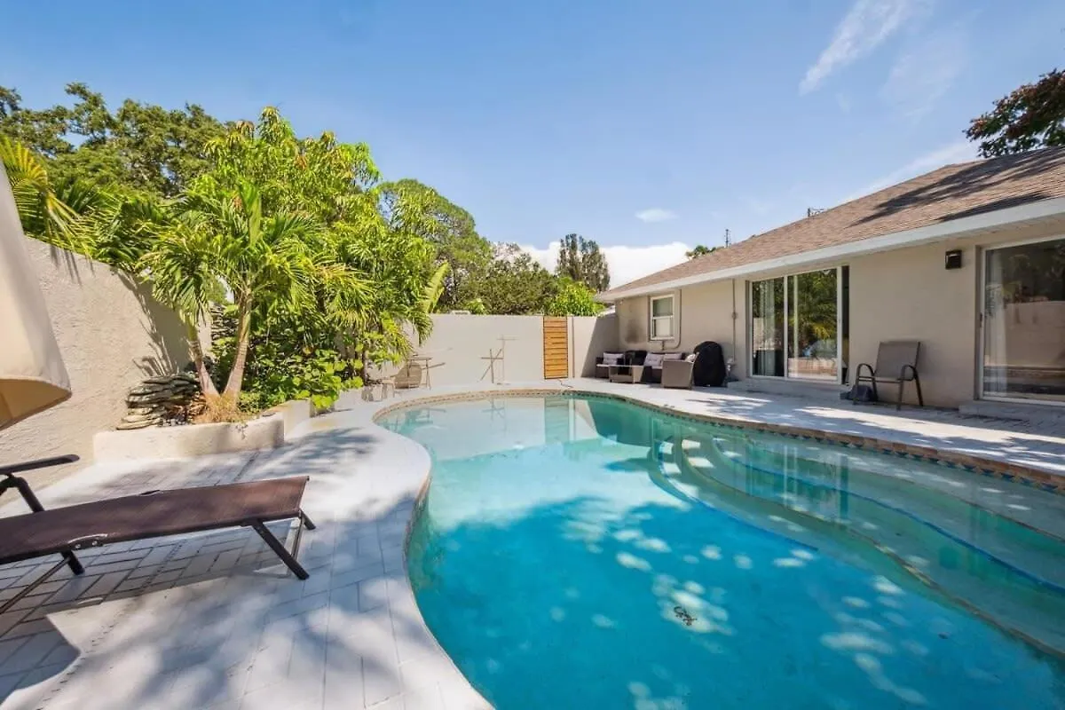 Beachside Bliss- Relaxing Pool & Ping Pong Table Holiday home